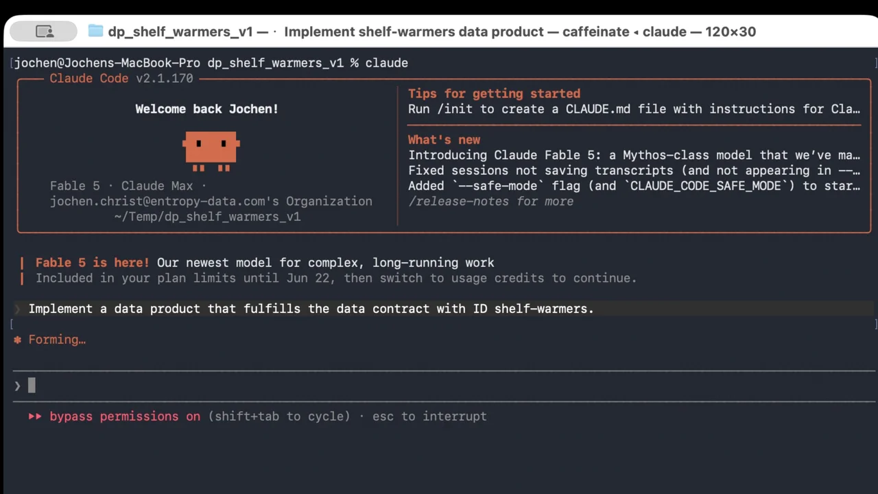 Claude Code im Projekt dp_shelf_warmers_v1 gestartet, mit einem einzigen Prompt, das Datenprodukt aus dem Contract zu implementieren