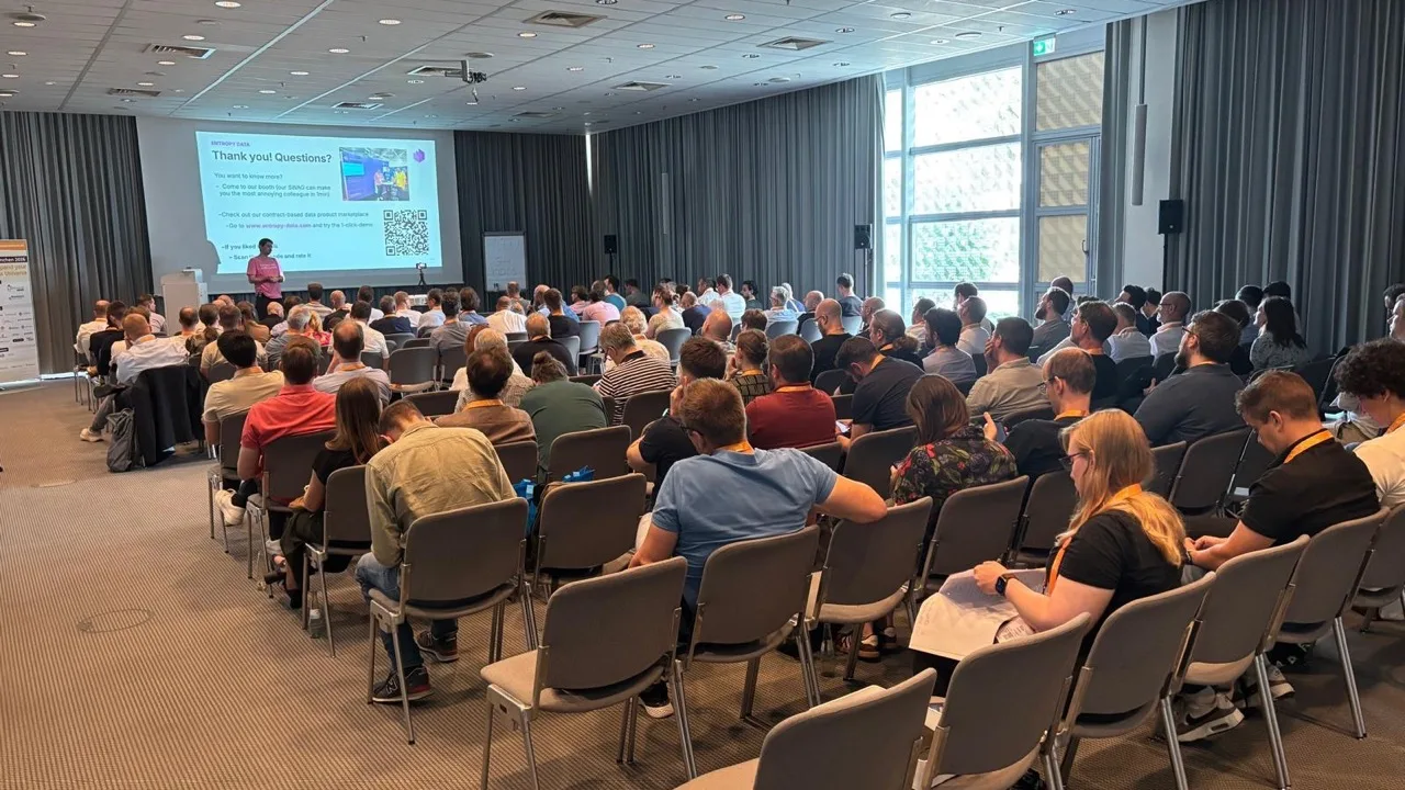 Dr. Simon Harrer presenting 'Open Standards for Data Products' to a packed room at TDWI München 2026